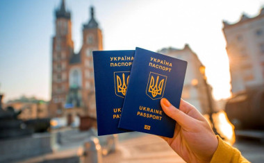 Як оформити закордонний паспорт за межами України?